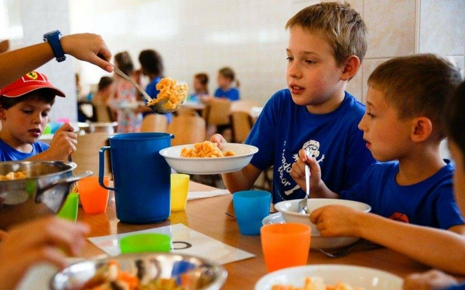 Nyári szünidei étkeztetésben részesülnek a kiskunfélegyházi hátrányos helyzetű fiatalok