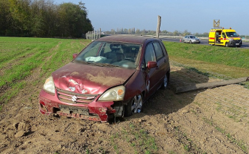 Átszakította a vadkerítést, majd a szántóföldön állt meg az idős nő az M5-ösön