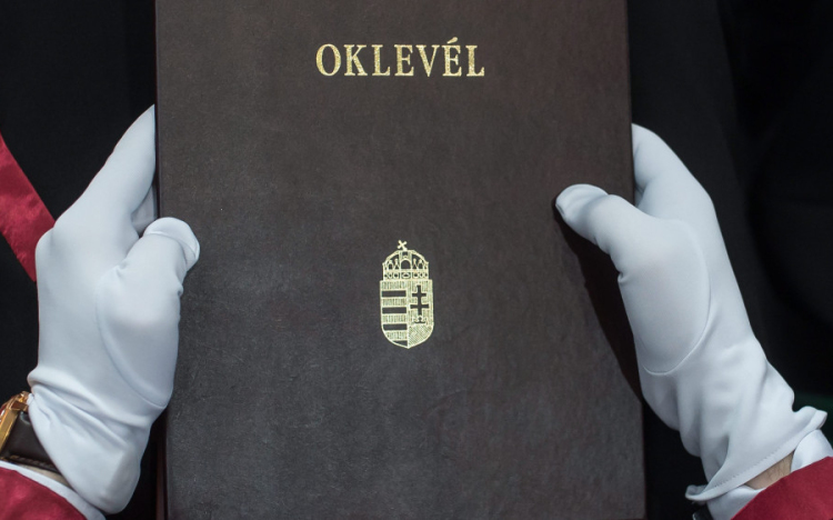 Nyelvvizsga nélkül is átvehető a diploma