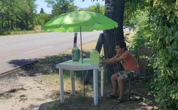 Egy 12 éves kissrác limonádét oszt a melegben ingyen
