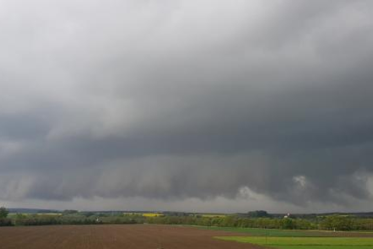 Másodfokú riasztást adott ki zivatarok veszélye miatt a meteorológiai szolgálat