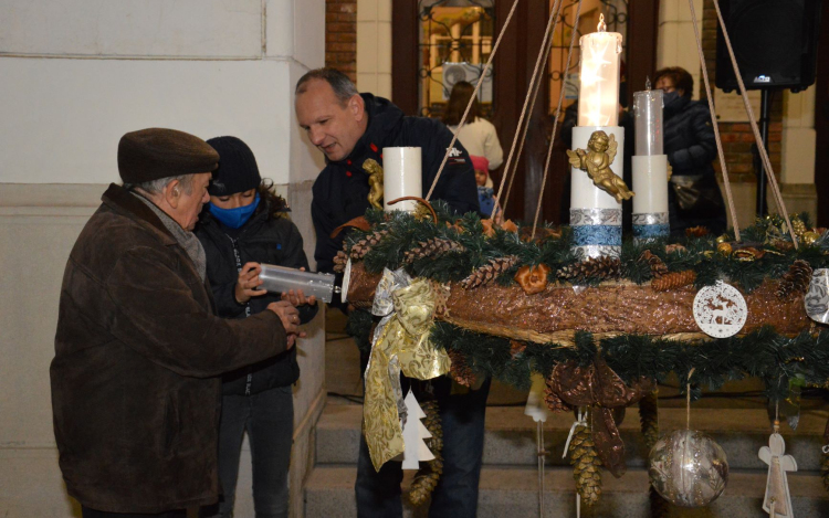 Fellobbant a remény lángja városunk adventi koszorúján