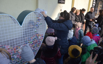 Kupakgyűjtő szívet helyeztek el a piac főbejáratánál