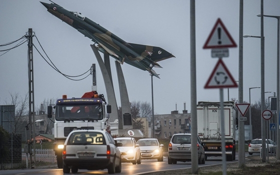 Különös látványosság egy kecskeméti körforgalomban