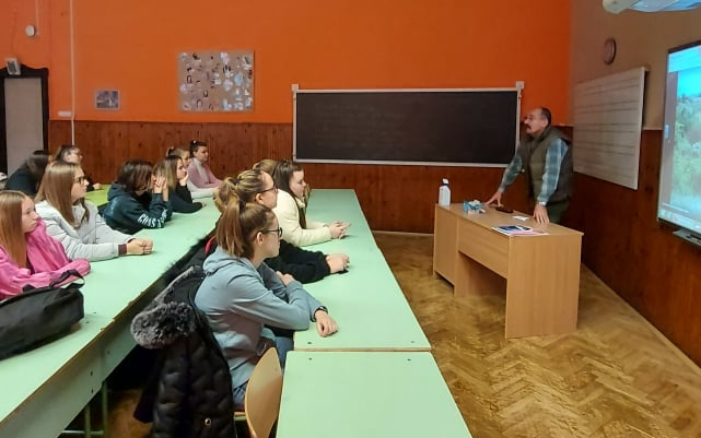 „Messze van, mint Makó Jeruzsálemtől”, avagy messze van, mint a Mecsek Bamakótól