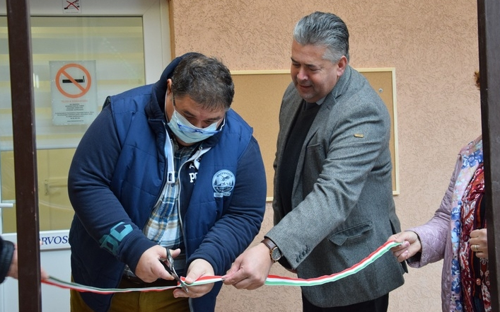 Ünnepélyesen átadták a felújított orvosi rendelőt Petőfiszálláson