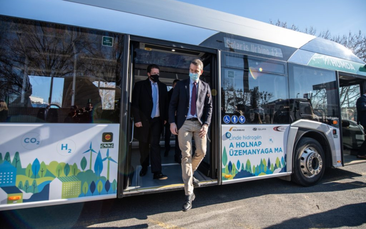 Elindult Magyarország első hidrogén meghajtású busza