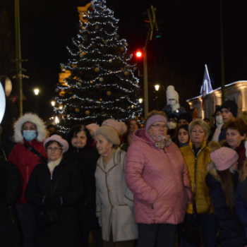 Fellobbant a remény lángja városunk adventi koszorúján