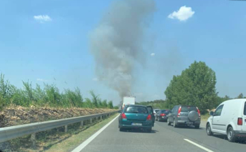 Lángba borult egy kamion az M5-ösön
