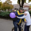 Forró teával és öleléssel várták a járókelőket