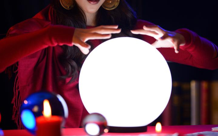 Rontás levételét ígérve csalta ki idősek ingatlanait egy nő