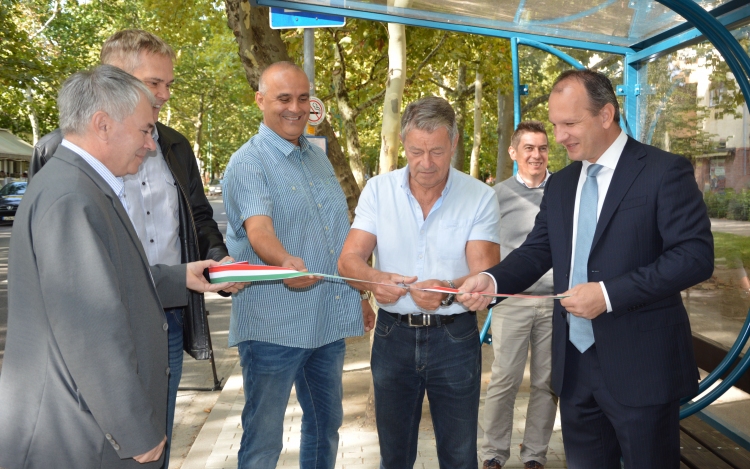 Új parkolók és korszerű buszváró került átadásra