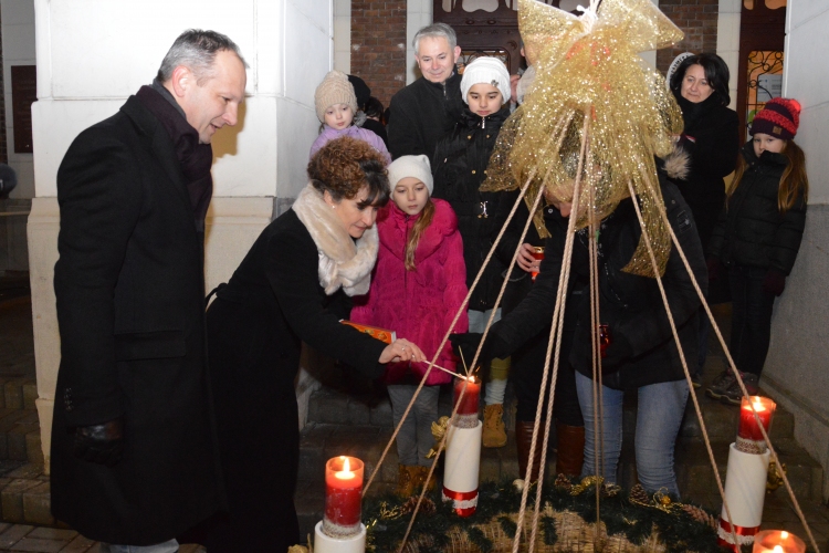 A negyedik gyertya lángját a betlehemi tűz lobbantotta fel