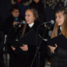 Lobog a hitet jelképező láng városunk adventi koszorúján