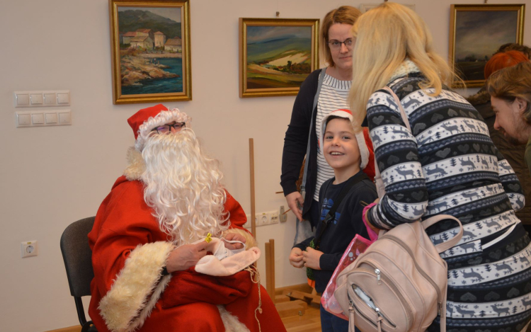 A könyvtárba már megérkezett a Mikulás