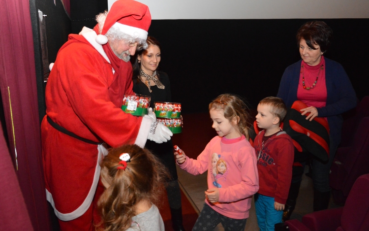 Mozifilmmel jutalmazta az óvodásokat a Mikulás