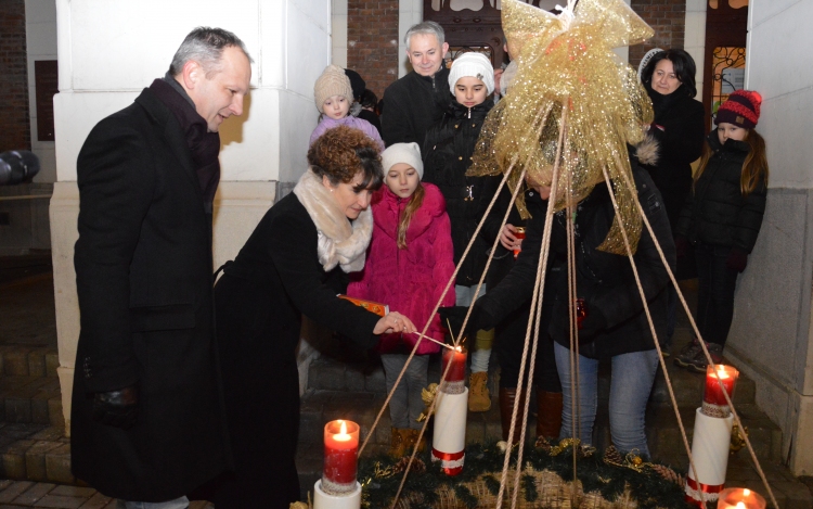 A negyedik gyertya lángját a betlehemi tűz lobbantotta fel