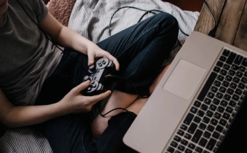 Szülői kézikönyvet készített a biztonságos internethasználatról az NMHH