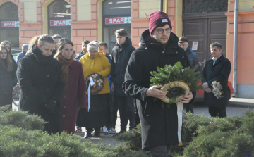 A Daru utcai mellszobor koszorúzásával folytatódtak a Móra Emléknapok
