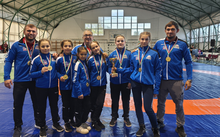 Óriási sikert aratott a Kiskunfélegyházi Birkózó SE U13-as leánycsapata