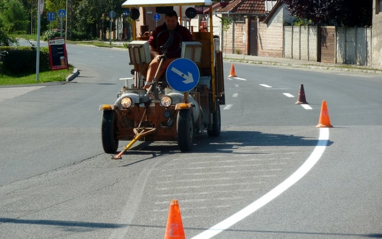 Festik az útburkolati jeleket, egyengetik a zúzott köves utcákat