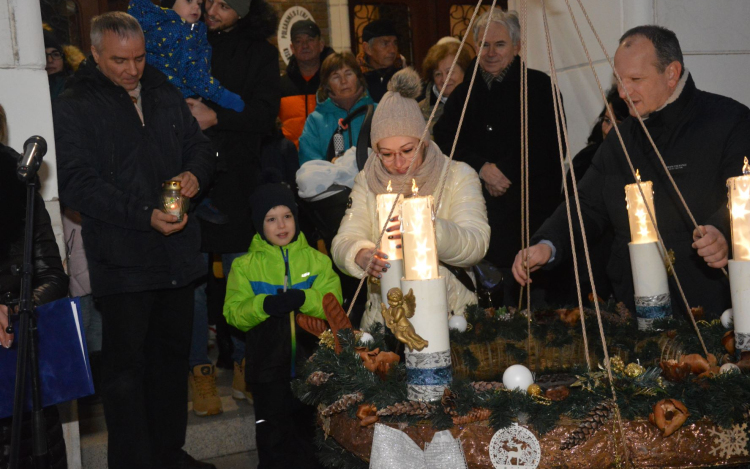 Felgyúlt a fénye a szeretet gyertyájának is