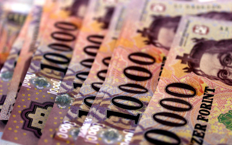 Nemcsak a pénze úszott el, még adósságba is verte magát a szerelmes félegyházi férfi