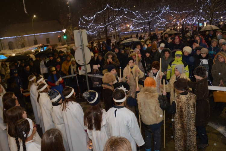 Lángra lobbant az adventi koszorú harmadik gyertyája is