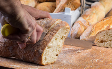 Takarékosabban bánnak a háztartások a kenyérrel