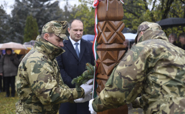 Elhunyt bajtársak emlékét őrzi a Felsőtemetőben felavatott kopjafa