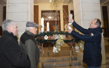 Fellobbant az Öröm adventi gyertyája